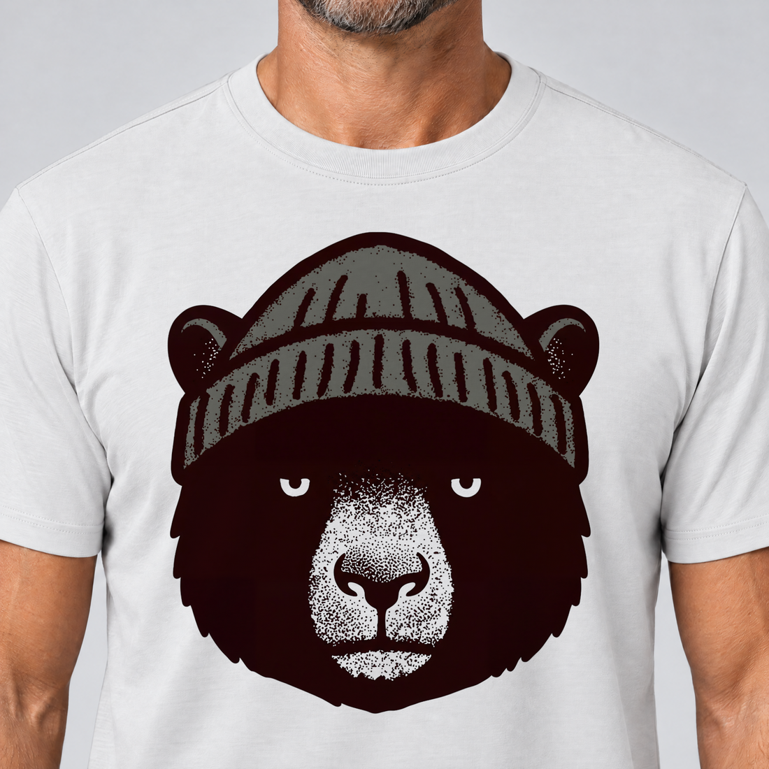 Nahaufnahme des Drucks: Bär mit Strickmütze – T-Shirt Unisex in Weiß, von einem Mann getragen