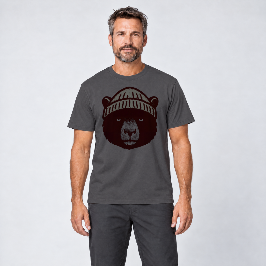 Mann trägt Bär mit Strickmütze – T-Shirt Unisex in Dunkelgrau, Ansicht von vorn
