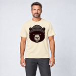 Mann trägt Bär mit Strickmütze – T-Shirt Unisex in Natur, Ansicht von vorn