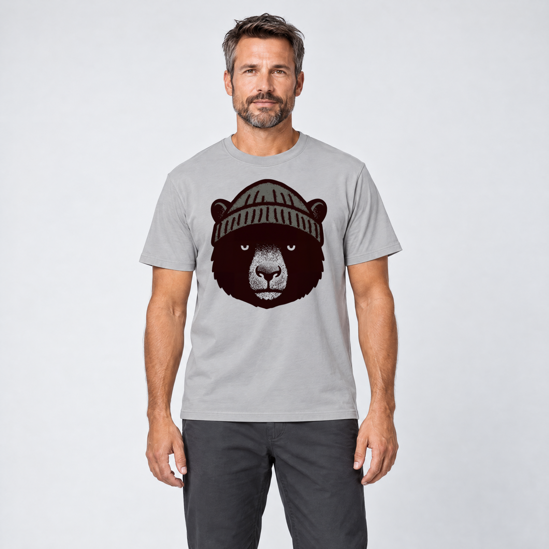 Mann trägt Bär mit Strickmütze – T-Shirt Unisex in Hellgrau, Ansicht von vorn
