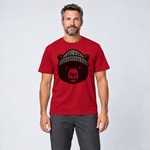 Mann trägt Bär mit Strickmütze – T-Shirt Unisex in Rot, Ansicht von vorn