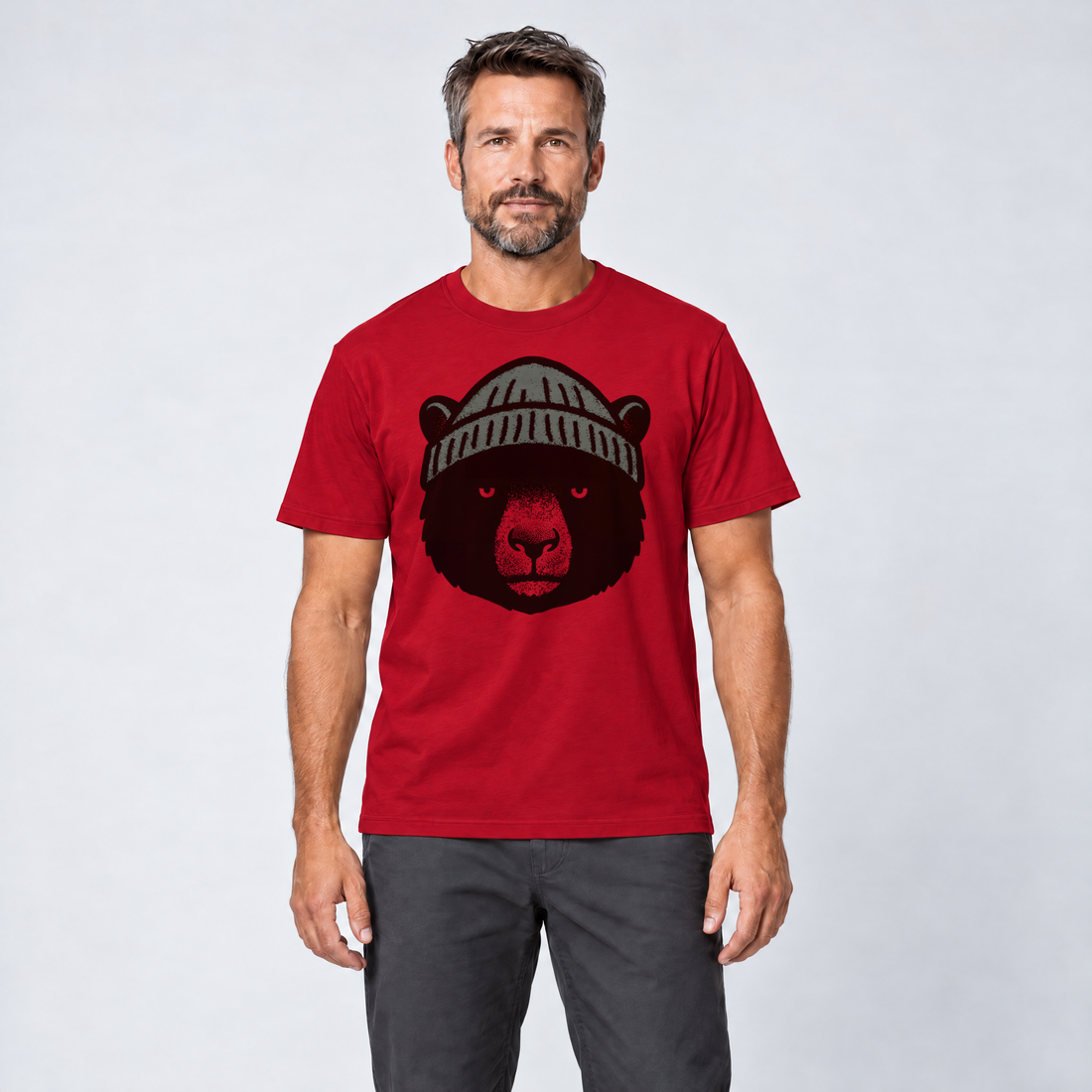 Mann trägt Bär mit Strickmütze – T-Shirt Unisex in Rot, Ansicht von vorn