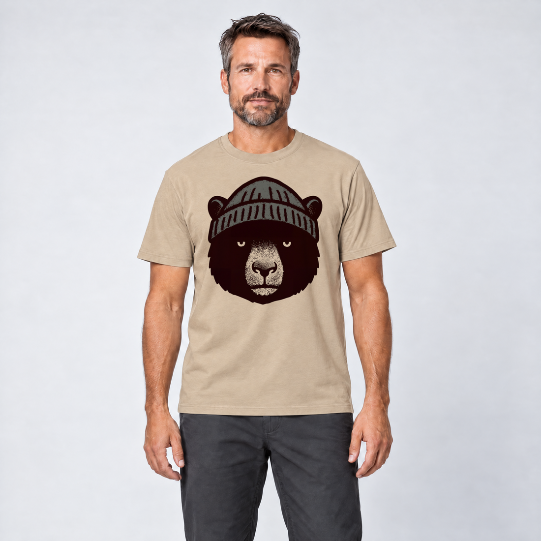 Mann trägt Bär mit Strickmütze – T-Shirt Unisex in Sand, Ansicht von vorn