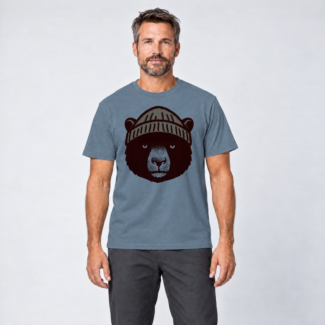 Mann trägt Bär mit Strickmütze – T-Shirt Unisex in Steinblau, Ansicht von vorn