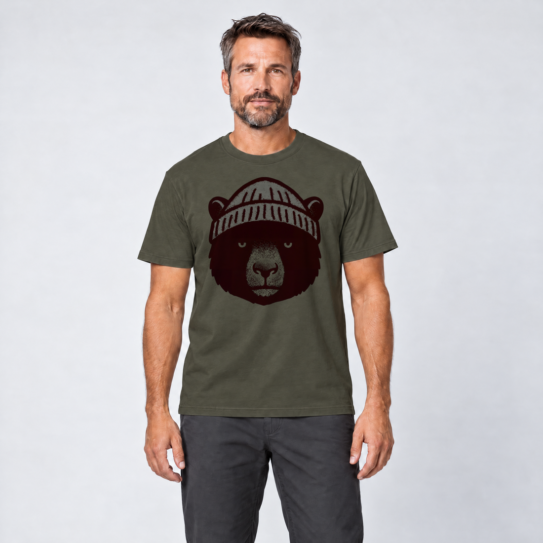 Mann trägt Bär mit Strickmütze – T-Shirt Unisex in Oliv, Ansicht von vorn
