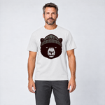 Mann trägt Bär mit Strickmütze – T-Shirt Unisex in Weiß, Ansicht von vorn