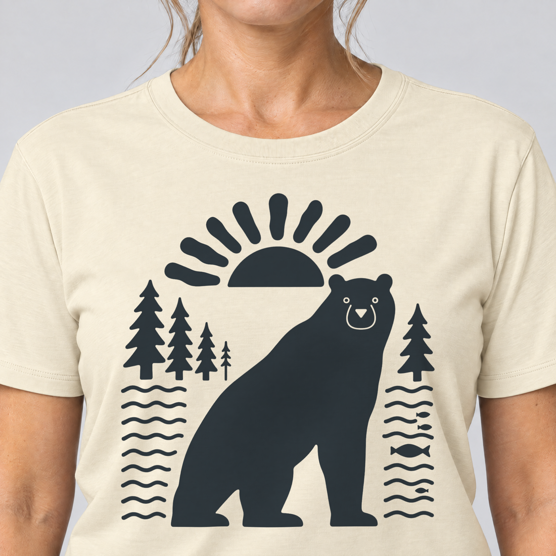 Nahaufnahme des Drucks: Bär im Sonnenbogen – T-Shirt Unisex in Natur, von einer Frau getragen