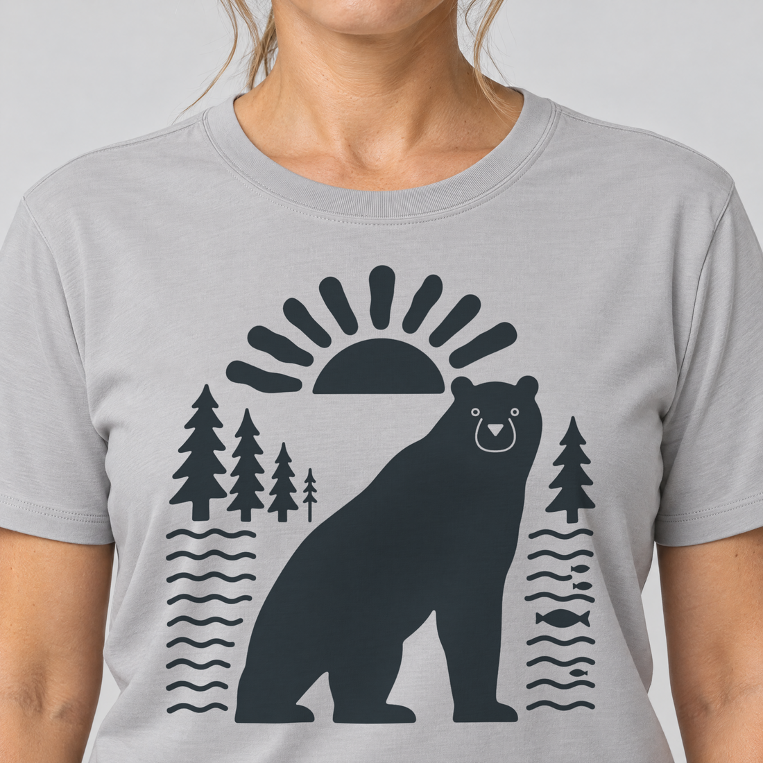 Nahaufnahme des Drucks: Bär im Sonnenbogen – T-Shirt Unisex in Hellgrau, von einer Frau getragen