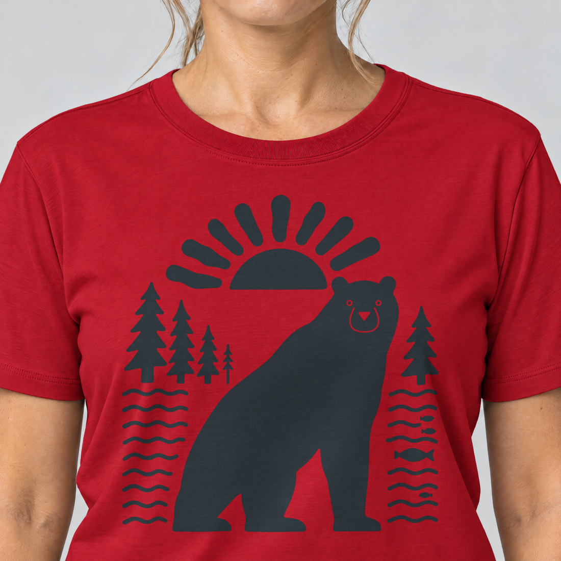 Nahaufnahme des Drucks: Bär im Sonnenbogen – T-Shirt Unisex in Rot, von einer Frau getragen