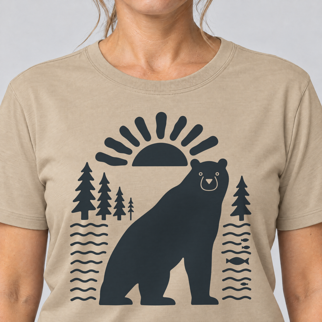 Nahaufnahme des Drucks: Bär im Sonnenbogen – T-Shirt Unisex in Sand, von einer Frau getragen