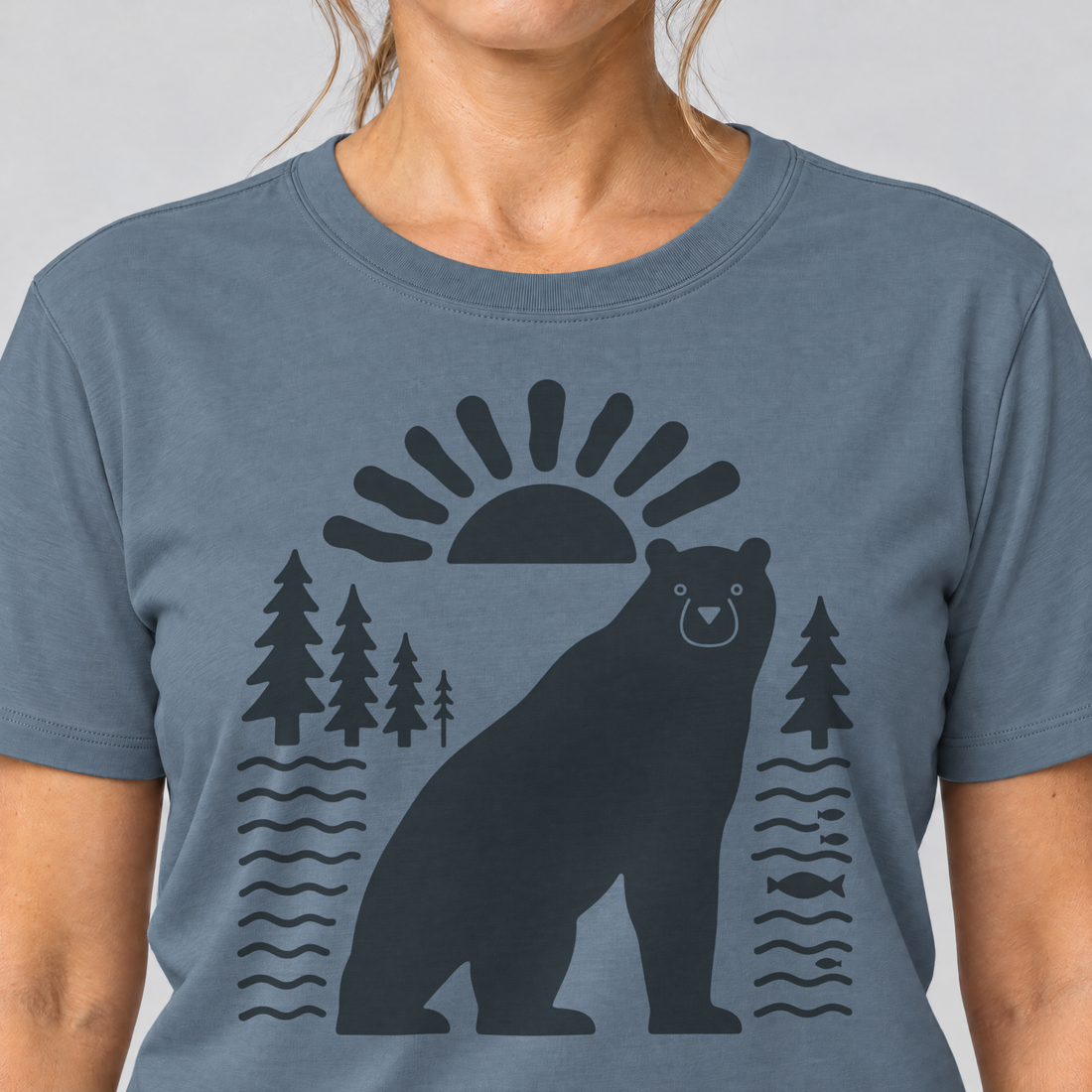 Nahaufnahme des Drucks: Bär im Sonnenbogen – T-Shirt Unisex in Steinblau, von einer Frau getragen