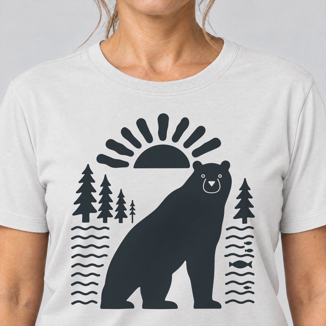 Nahaufnahme des Drucks: Bär im Sonnenbogen – T-Shirt Unisex in Weiß, von einer Frau getragen