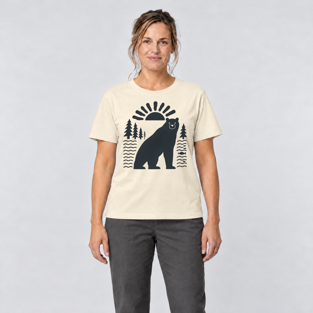 Frau trägt Bär im Sonnenbogen – T-Shirt Unisex in Natur, Ansicht von vorn