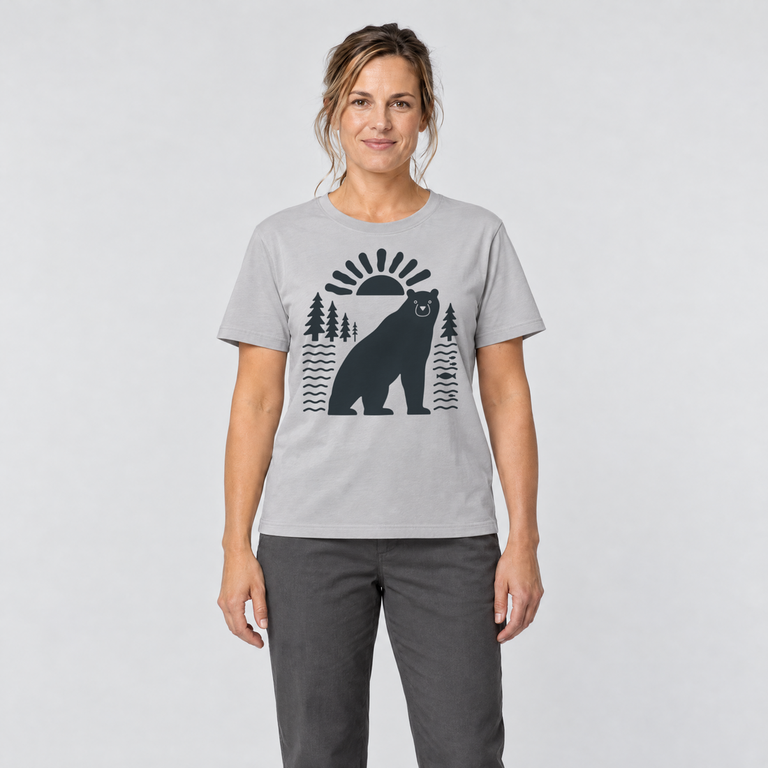 Frau trägt Bär im Sonnenbogen – T-Shirt Unisex in Hellgrau, Ansicht von vorn