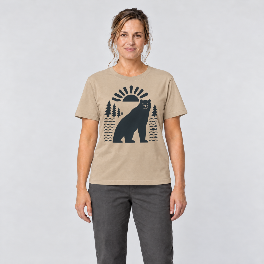Frau trägt Bär im Sonnenbogen – T-Shirt Unisex in Sand, Ansicht von vorn
