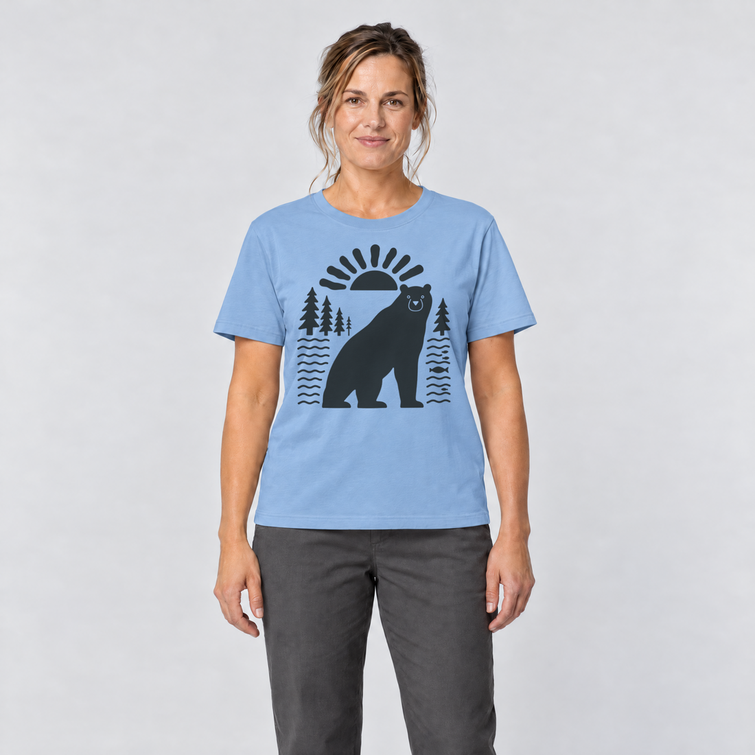 Frau trägt Bär im Sonnenbogen – T-Shirt Unisex in Himmelblau, Ansicht von vorn