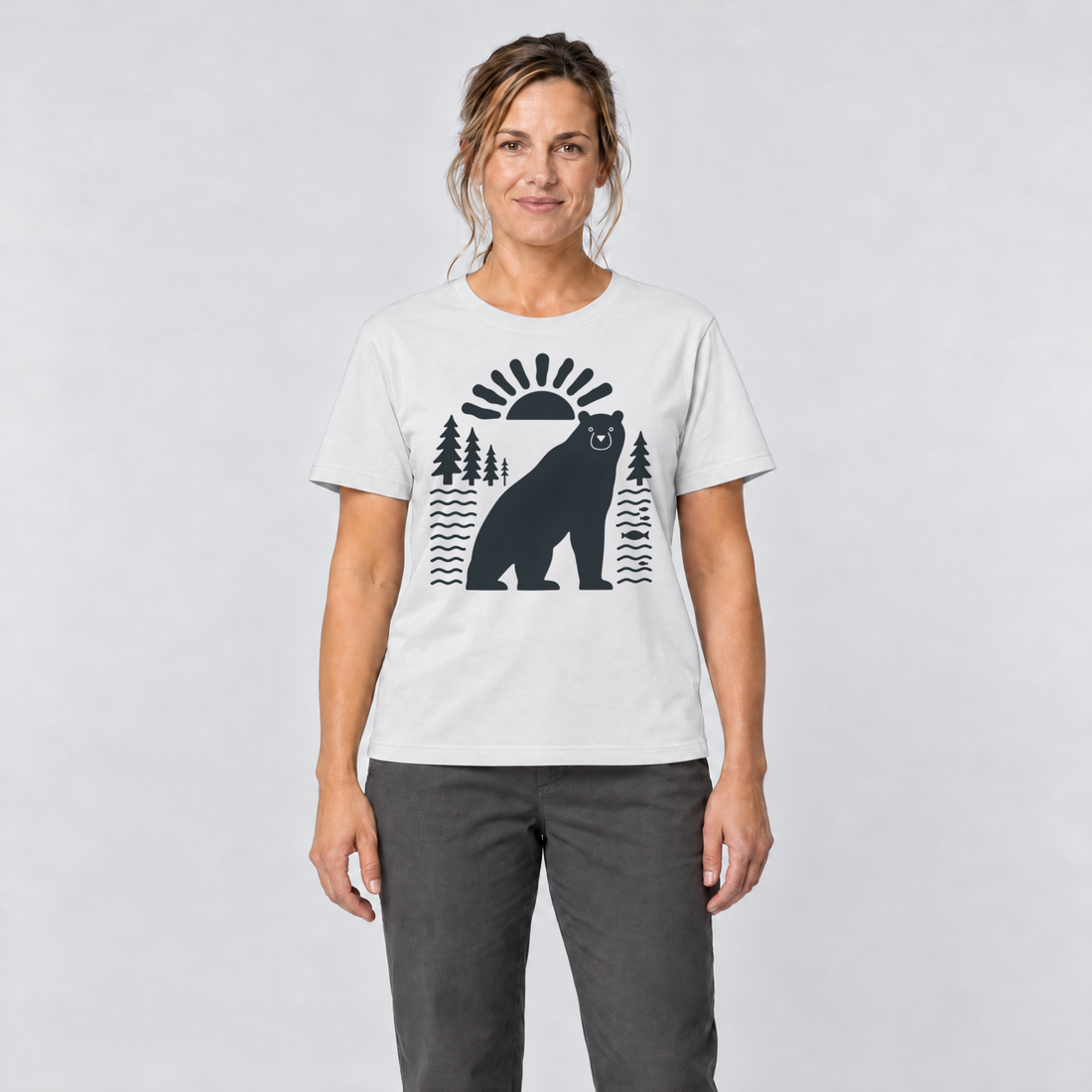 Frau trägt Bär im Sonnenbogen – T-Shirt Unisex in Weiß, Ansicht von vorn