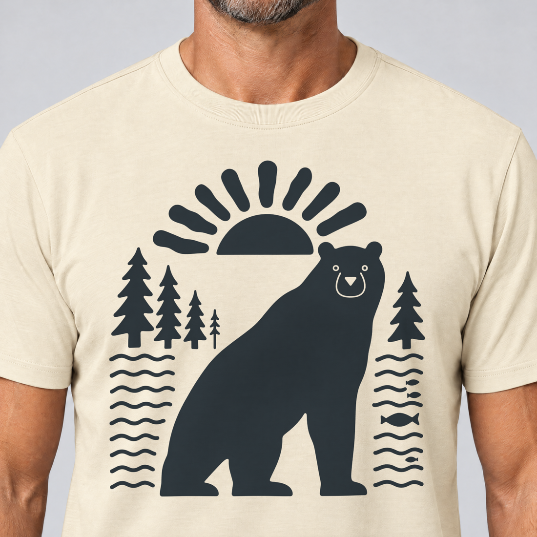 Nahaufnahme des Drucks: Bär im Sonnenbogen – T-Shirt Unisex in Natur, von einem Mann getragen