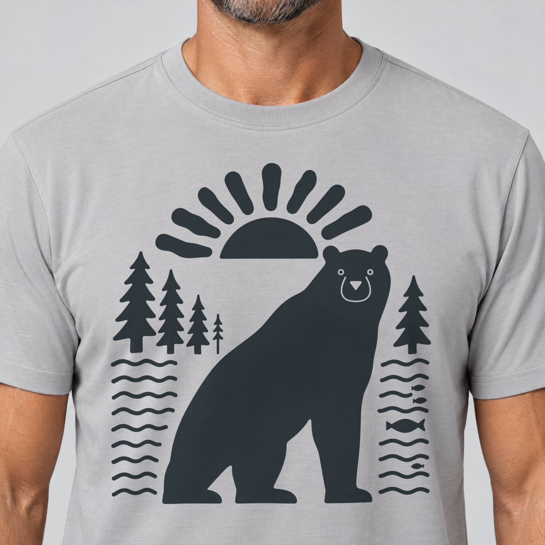 Nahaufnahme des Drucks: Bär im Sonnenbogen – T-Shirt Unisex in Hellgrau, von einem Mann getragen