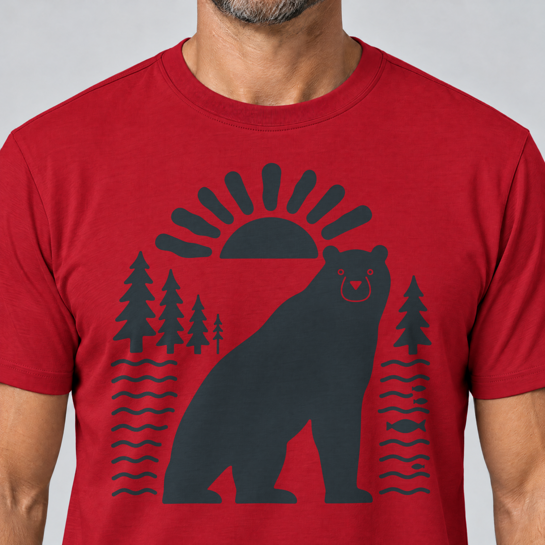 Nahaufnahme des Drucks: Bär im Sonnenbogen – T-Shirt Unisex in Rot, von einem Mann getragen