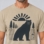 Nahaufnahme des Drucks: Bär im Sonnenbogen – T-Shirt Unisex in Sand, von einem Mann getragen