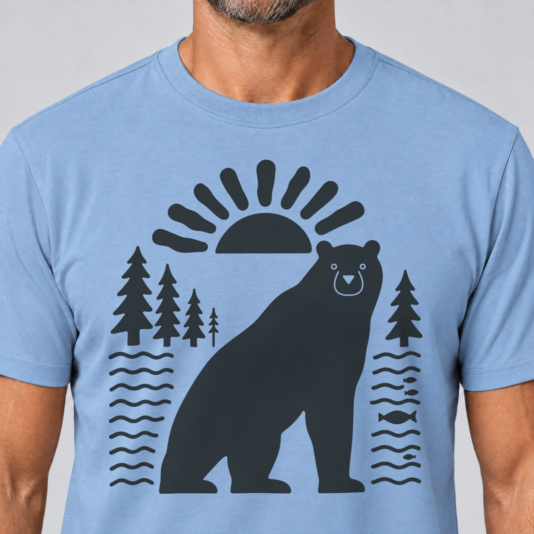 Nahaufnahme des Drucks: Bär im Sonnenbogen – T-Shirt Unisex in Himmelblau, von einem Mann getragen