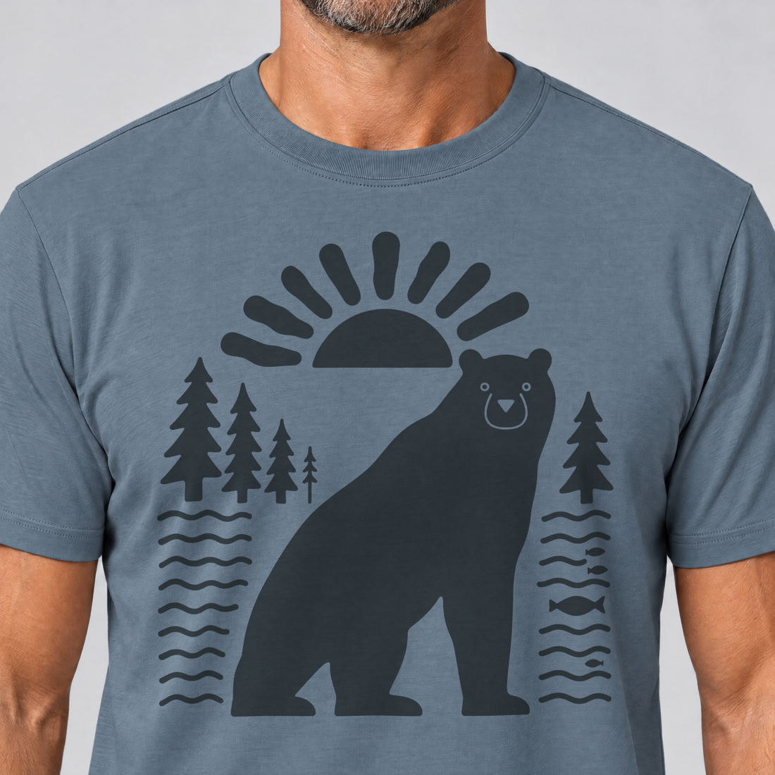 Nahaufnahme des Drucks: Bär im Sonnenbogen – T-Shirt Unisex in Steinblau, von einem Mann getragen