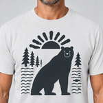 Nahaufnahme des Drucks: Bär im Sonnenbogen – T-Shirt Unisex in Weiß, von einem Mann getragen