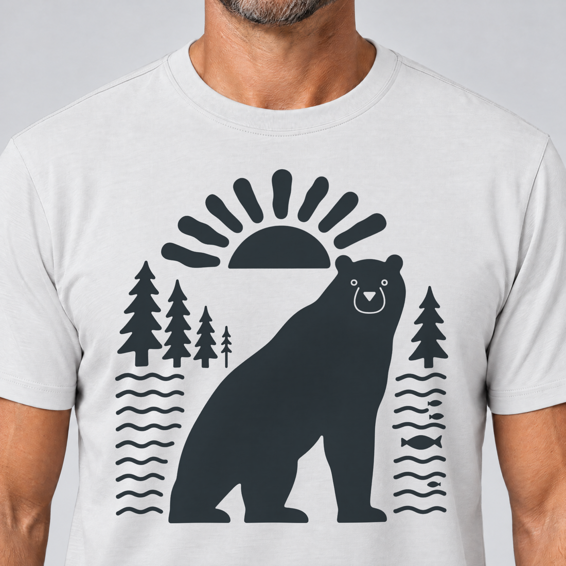 Nahaufnahme des Drucks: Bär im Sonnenbogen – T-Shirt Unisex in Weiß, von einem Mann getragen
