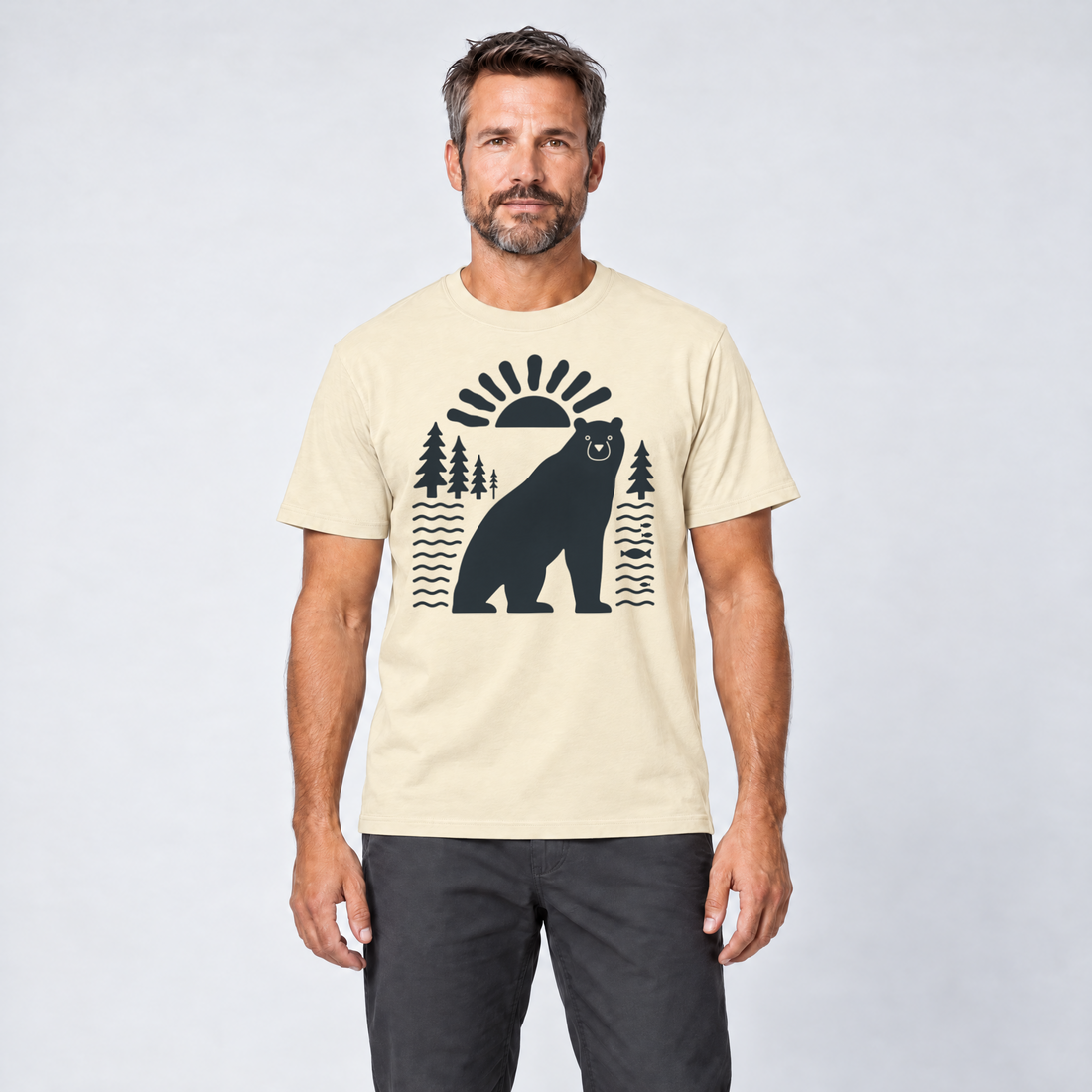 Mann trägt Bär im Sonnenbogen – T-Shirt Unisex in Natur, Ansicht von vorn