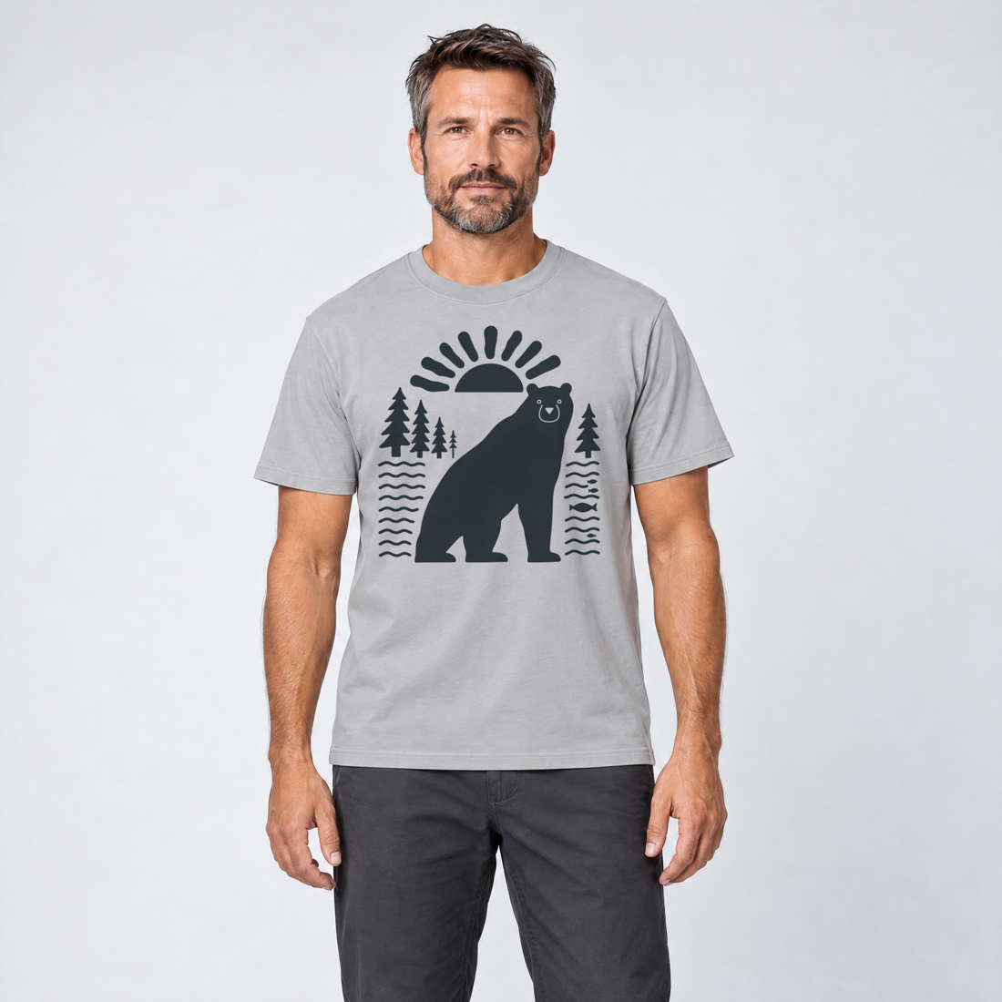 Mann trägt Bär im Sonnenbogen – T-Shirt Unisex in Hellgrau, Ansicht von vorn