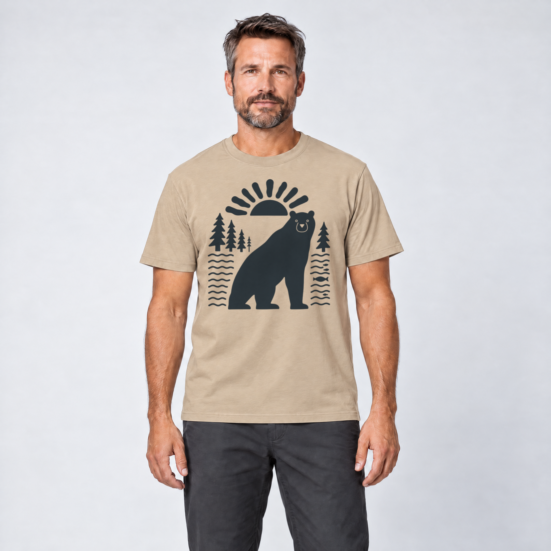 Mann trägt Bär im Sonnenbogen – T-Shirt Unisex in Sand, Ansicht von vorn