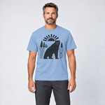 Mann trägt Bär im Sonnenbogen – T-Shirt Unisex in Himmelblau, Ansicht von vorn