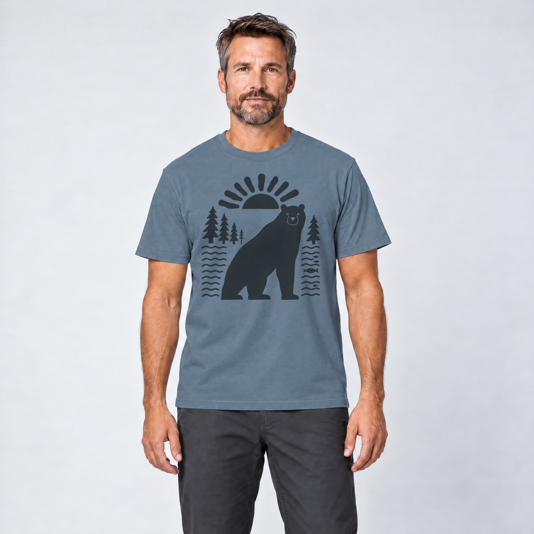 Mann trägt Bär im Sonnenbogen – T-Shirt Unisex in Steinblau, Ansicht von vorn
