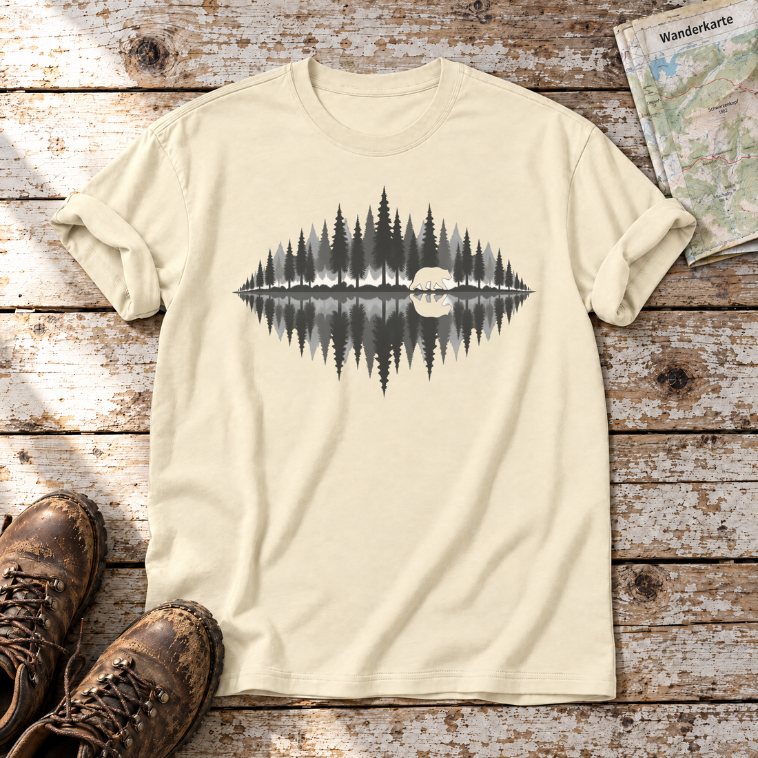 Bär am Waldsee – T-Shirt Unisex in Natur, flach liegend auf alten Holzbrettern mit Wanderschuhen und Wanderkarte.