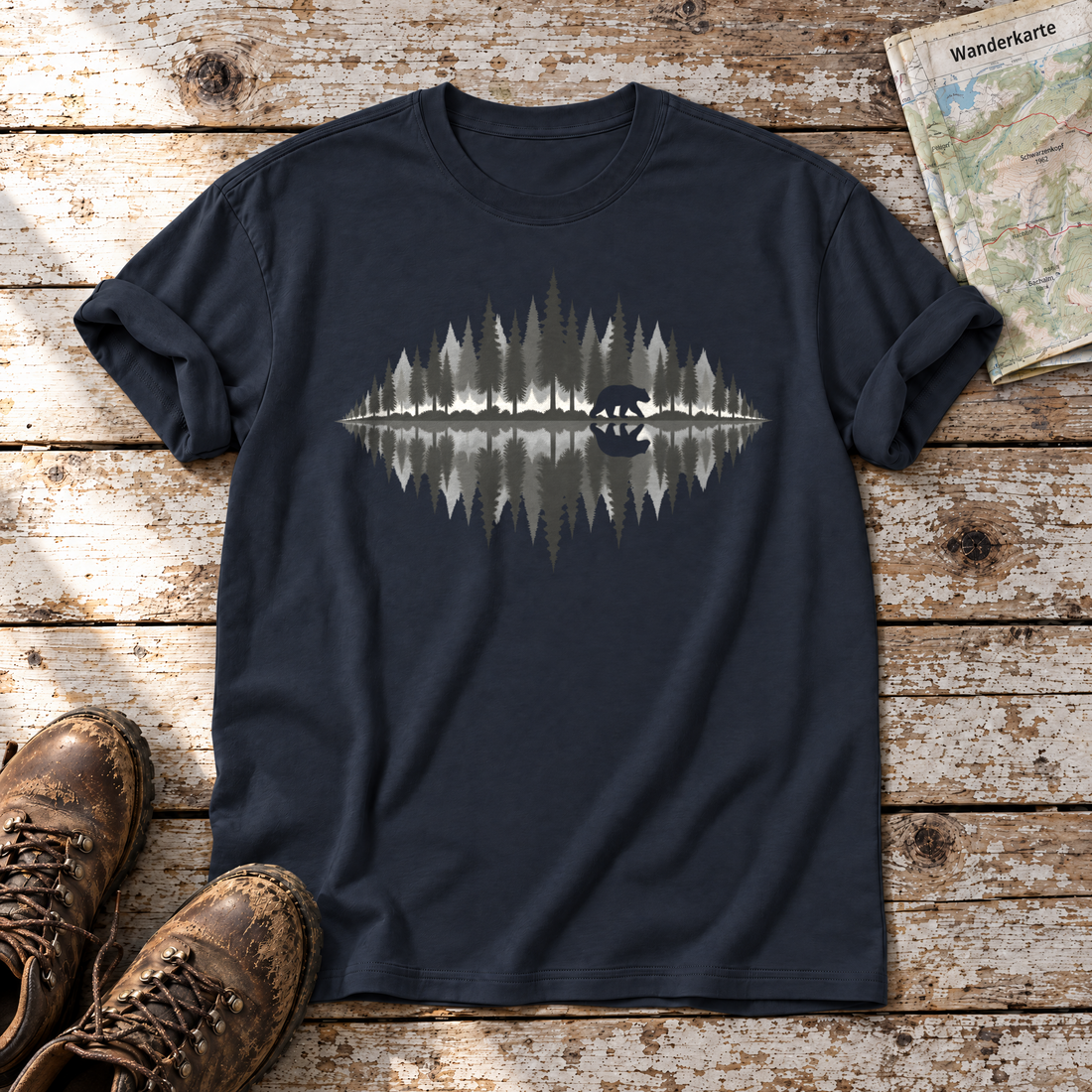 Bär am Waldsee – T-Shirt Unisex in Navy, flach liegend auf alten Holzbrettern mit Wanderschuhen und Wanderkarte.