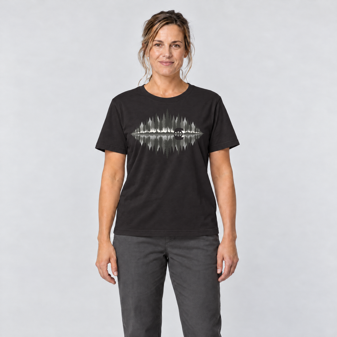 Frau trägt Bär am Waldsee – T-Shirt Unisex in Schwarz, Ansicht von vorn