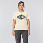 Frau trägt Bär am Waldsee – T-Shirt Unisex in Natur, Ansicht von vorn