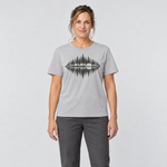 Frau trägt Bär am Waldsee – T-Shirt Unisex in Hellgrau, Ansicht von vorn