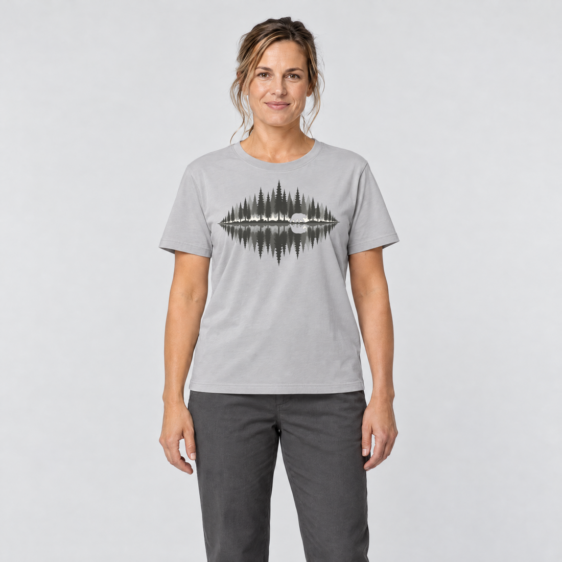 Frau trägt Bär am Waldsee – T-Shirt Unisex in Hellgrau, Ansicht von vorn