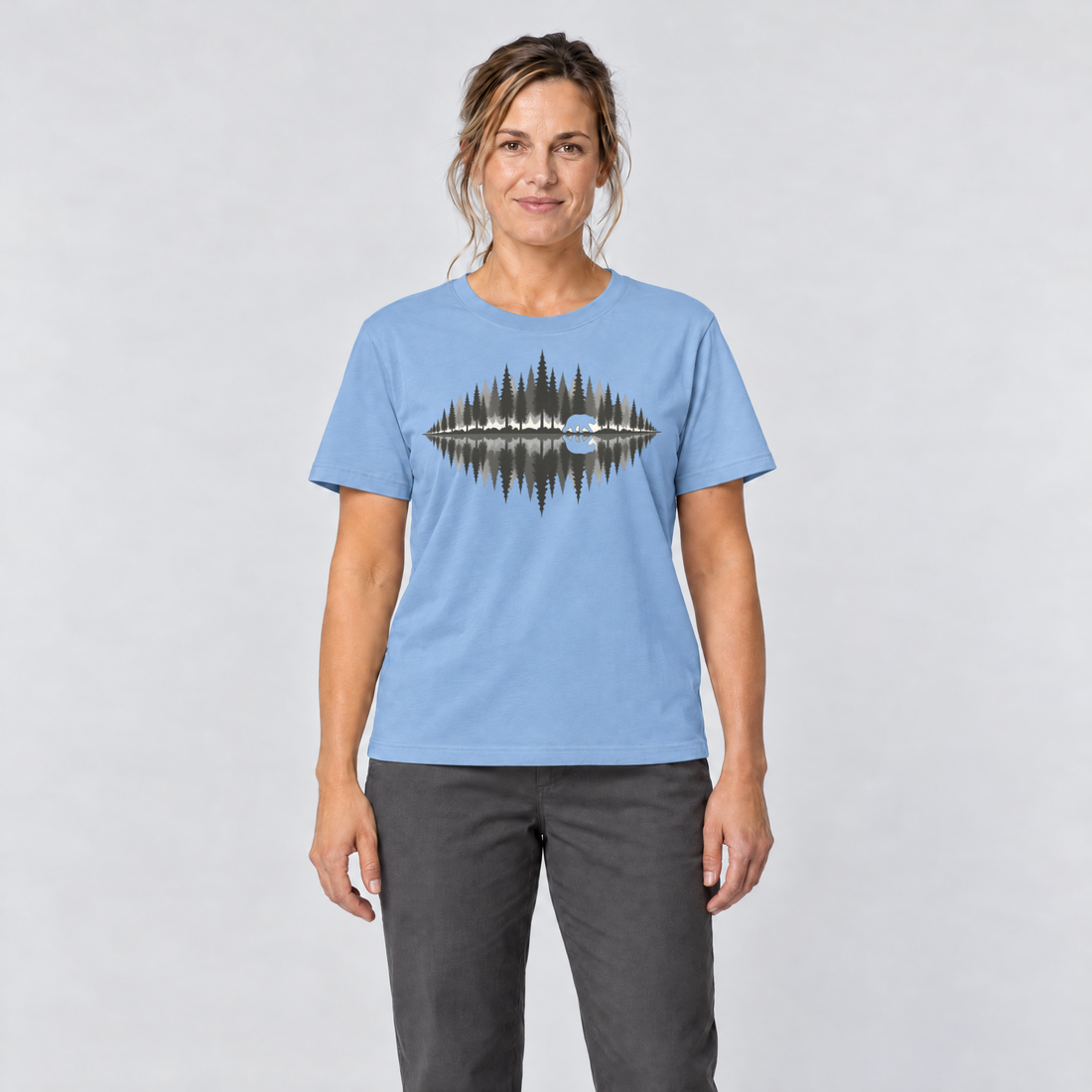 Frau trägt Bär am Waldsee – T-Shirt Unisex in Himmelblau, Ansicht von vorn