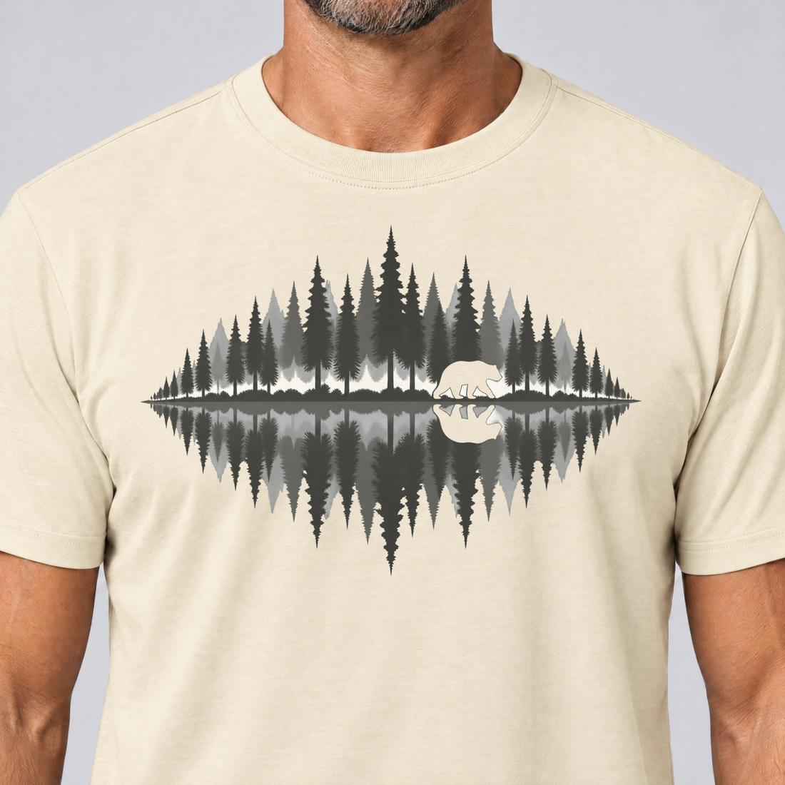 Nahaufnahme des Drucks: Bär am Waldsee – T-Shirt Unisex in Natur, von einem Mann getragen