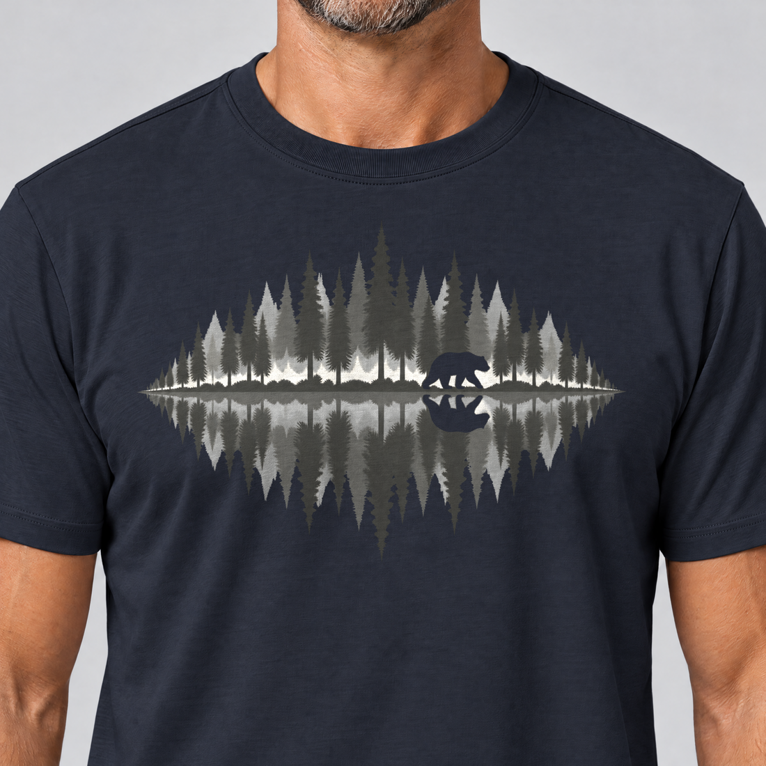 Nahaufnahme des Drucks: Bär am Waldsee – T-Shirt Unisex in Navy, von einem Mann getragen