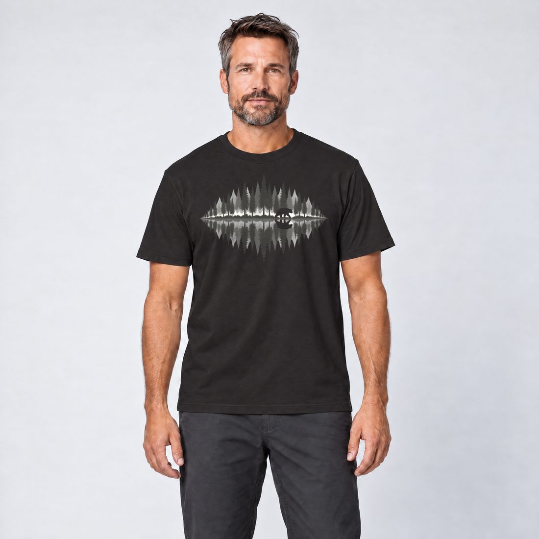 Mann trägt Bär am Waldsee – T-Shirt Unisex in Schwarz, Ansicht von vorn