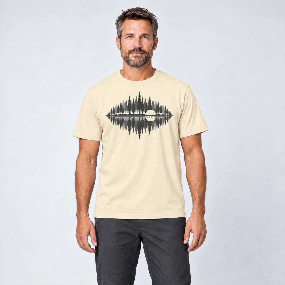 Mann trägt Bär am Waldsee – T-Shirt Unisex in Natur, Ansicht von vorn