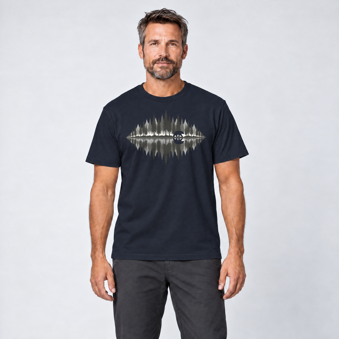 Mann trägt Bär am Waldsee – T-Shirt Unisex in Navy, Ansicht von vorn