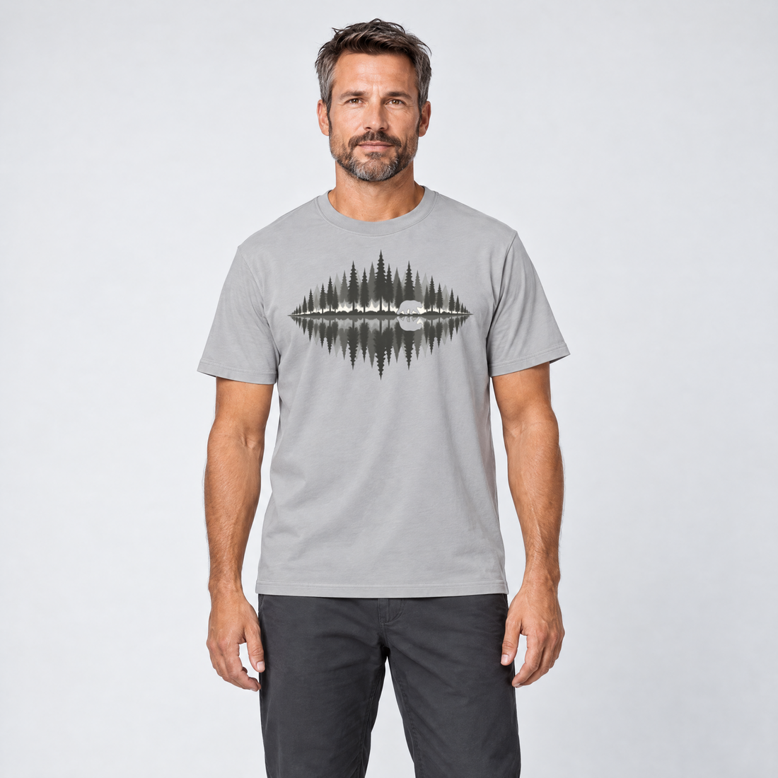 Mann trägt Bär am Waldsee – T-Shirt Unisex in Hellgrau, Ansicht von vorn
