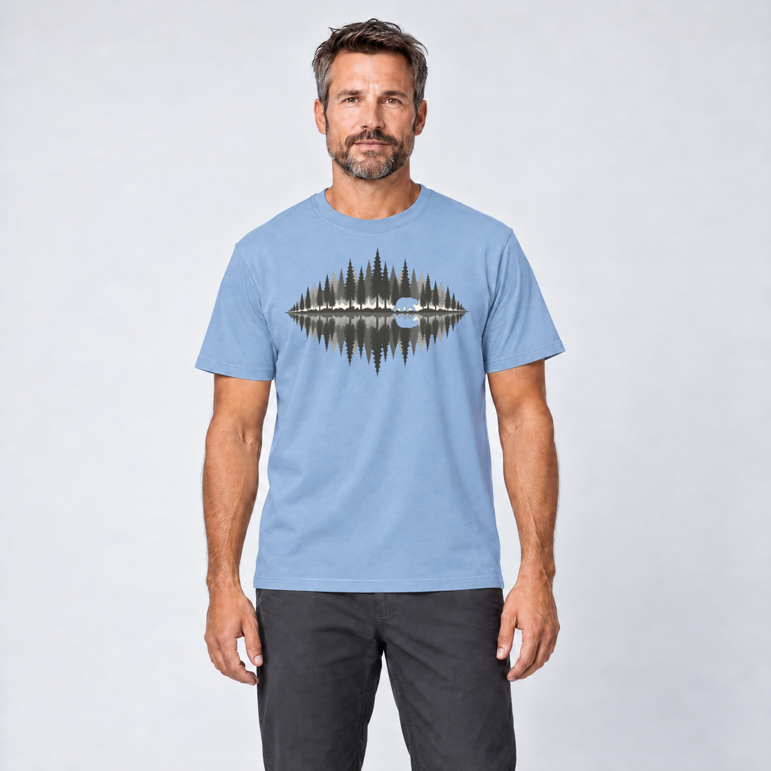 Mann trägt Bär am Waldsee – T-Shirt Unisex in Himmelblau, Ansicht von vorn
