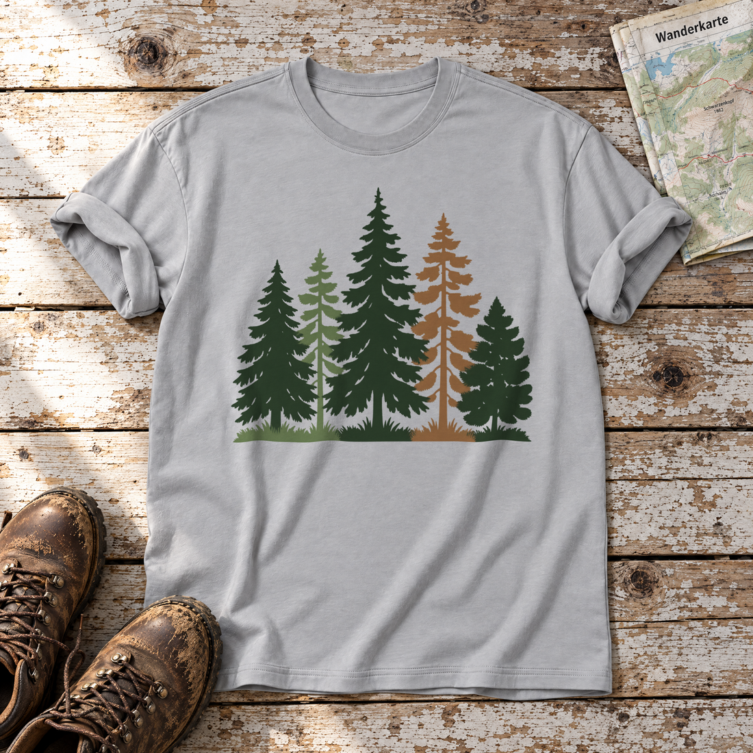 Waldrand – T-Shirt Unisex in Hellgrau, flach liegend auf alten Holzbrettern mit Wanderschuhen und Wanderkarte.