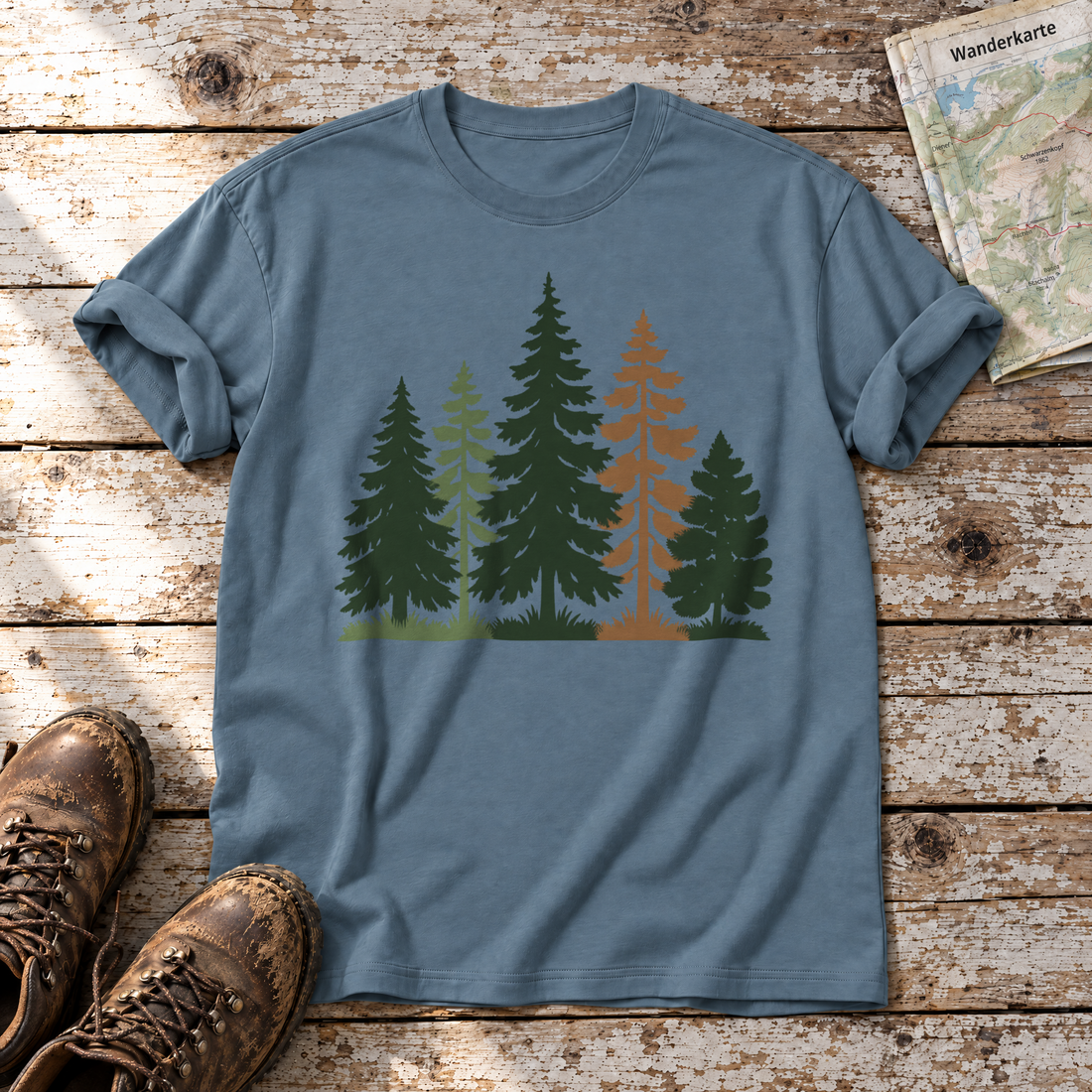 Waldrand – T-Shirt Unisex in Steinblau, flach liegend auf alten Holzbrettern mit Wanderschuhen und Wanderkarte.